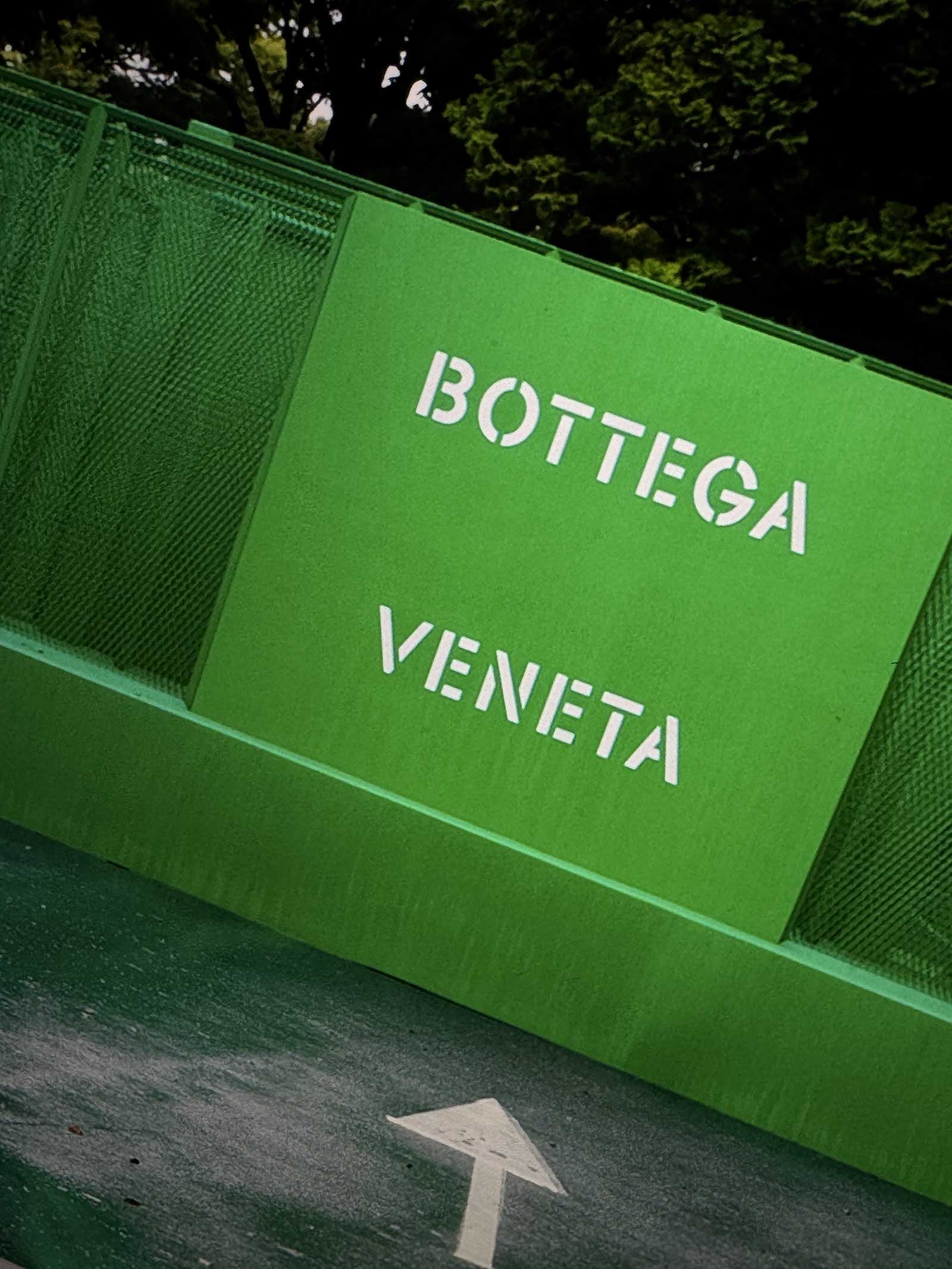 salon 02 custom logo - © Helios Capdevila